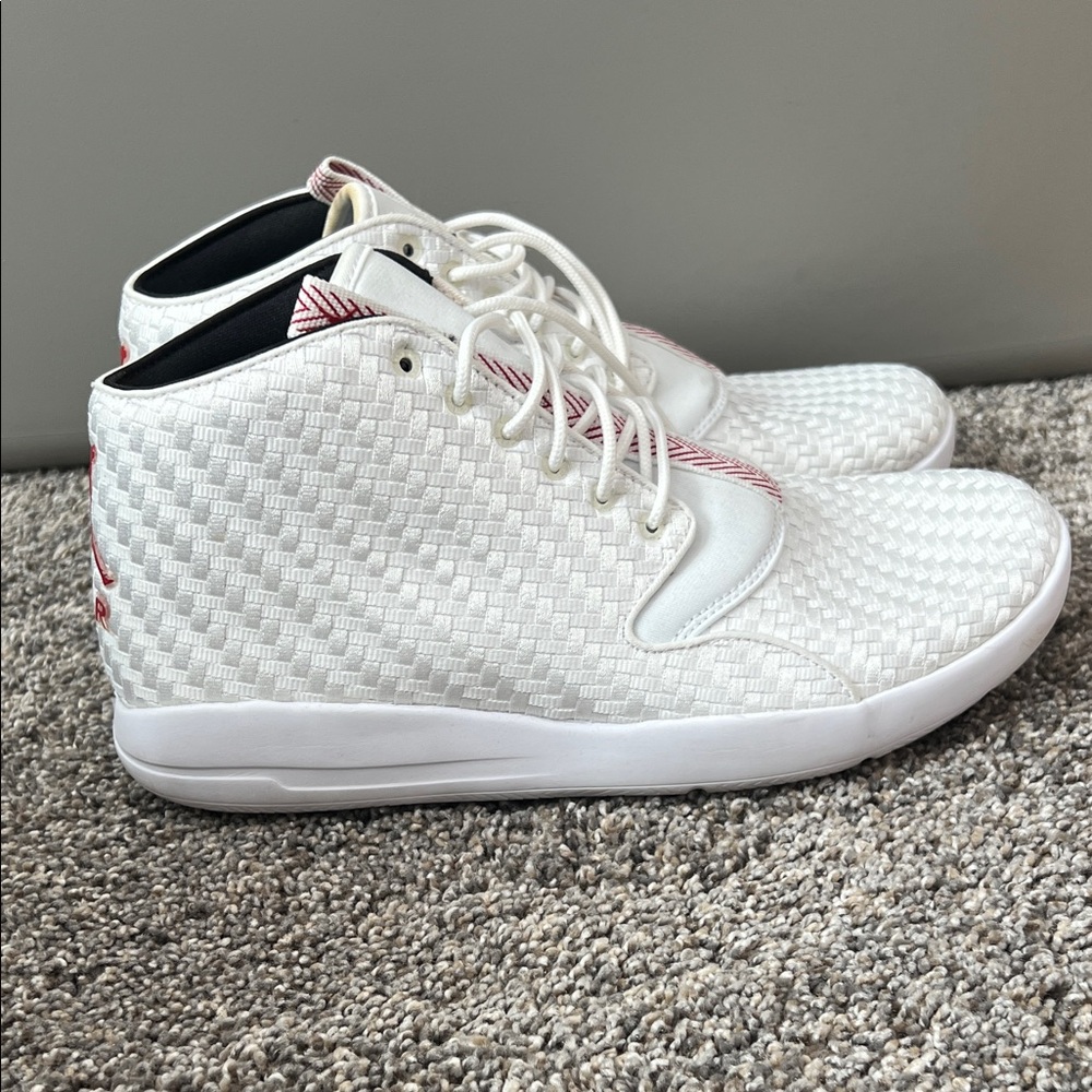 Air Jordan. Like new. Mens size 9, women’s size 10.5.